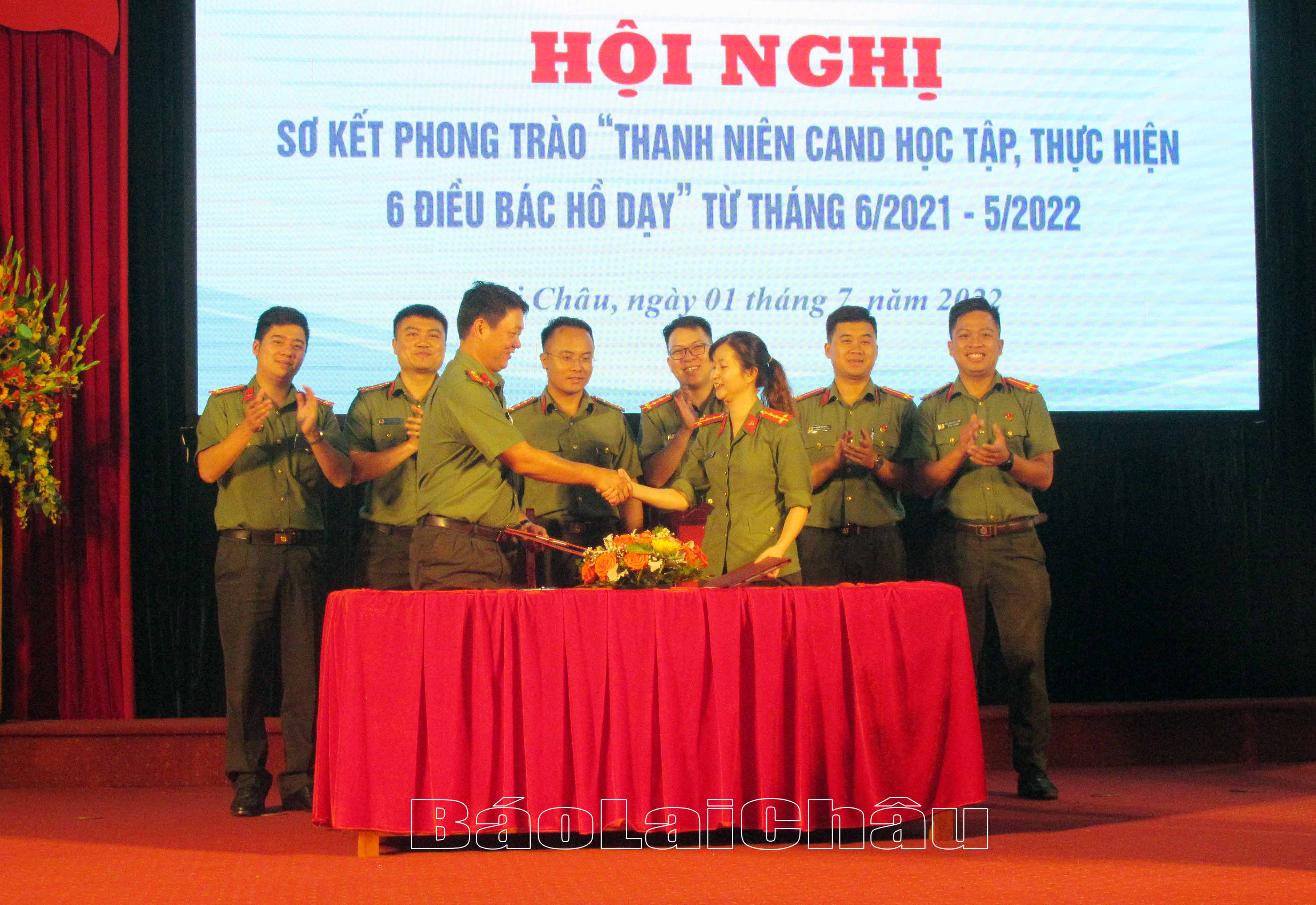 Đại diện Đoàn thanh niên công an tỉnh Lai Châu, Cụm trưởng Cụm thi đua số 2 (năm 2021, 2022) đã bàn giao đơn vị Cụm trưởng Cụm thi đua số 2 (năm 2022, 2023) cho Đoàn thanh niên Công an tỉnh Điện Biên.